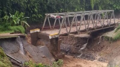 jembatan rangka baja Wehni di ruas Bireuen - Sp Uning yang mengalami kerusakan hingga putus. (Bpjn sumut)