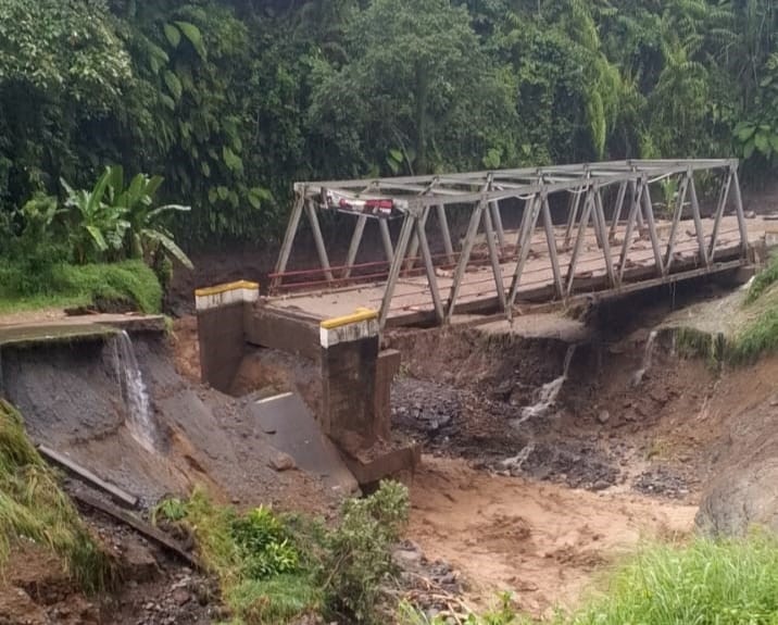 jembatan rangka baja Wehni di ruas Bireuen - Sp Uning yang mengalami kerusakan hingga putus. (Bpjn sumut)