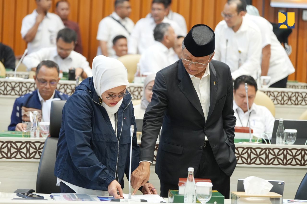 Menteri PU dan Sekjen Kementerian PU saat melaporkan evaluasi APBN 2025 dan rencana Progran 2026 ( birkom pu)