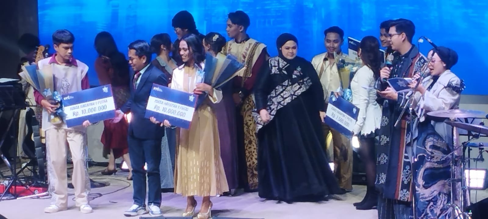 Juara Harapan Satu saat menerima hadiah, tampak Stela  tersenyum manis  ( SPN/ diah dayanti)