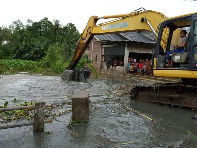 Tim bbws sumatera satu membantu pulihkan banjir dan longsor ( bbws sum 1)