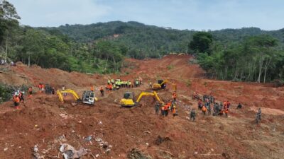 pengerahan alat berat untuk bantu bencana longsor (foto : birkom pu)