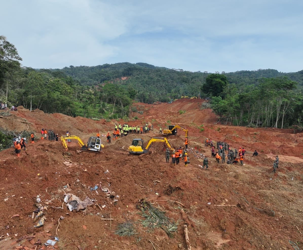 pengerahan alat berat untuk bantu bencana longsor (foto : birkom pu)