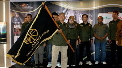 Ketua AMKI saat menerima bendera Pataka AMKI usai dilantik ( SPN/ Dinda)