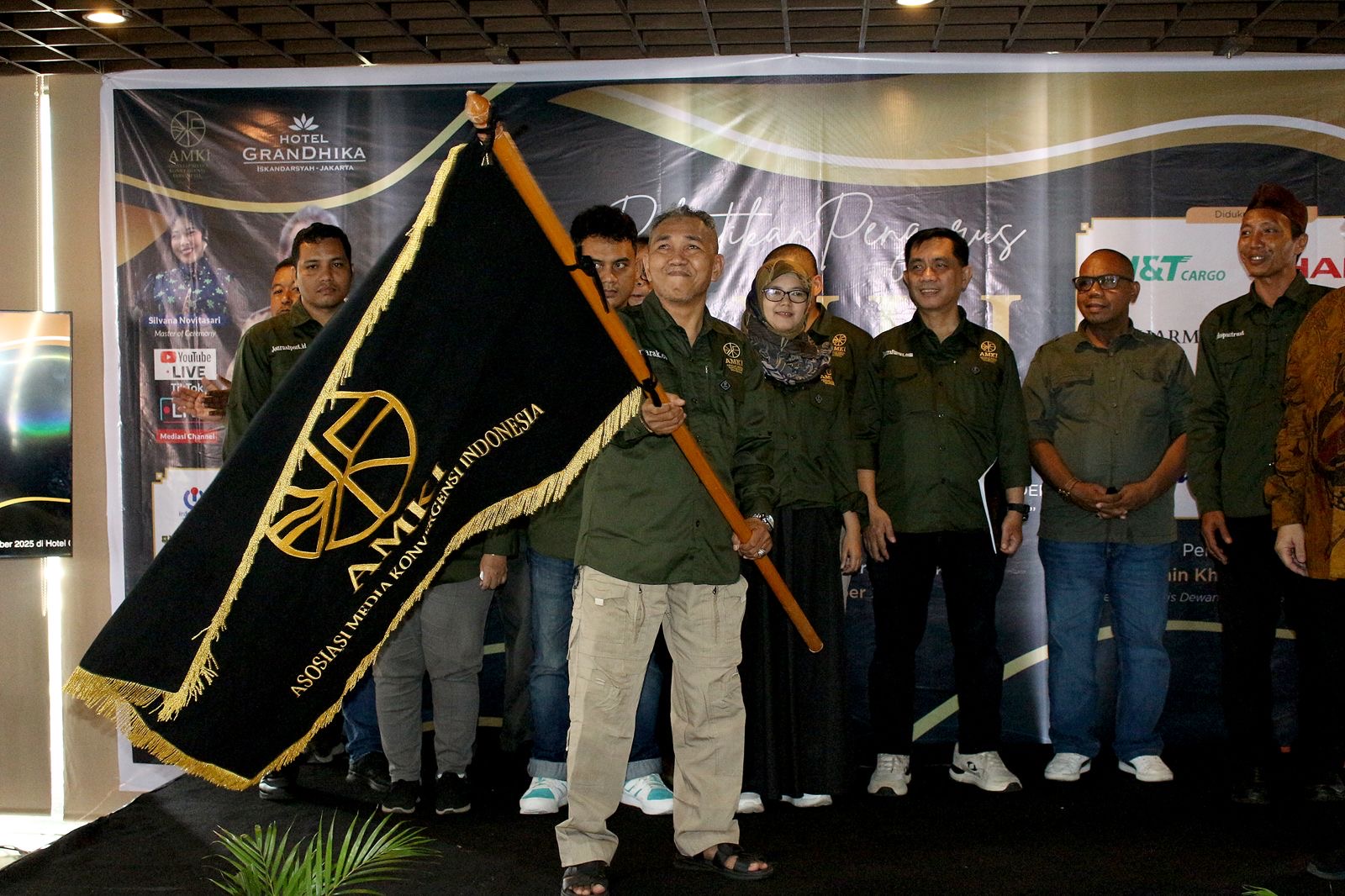 Ketua AMKI saat menerima bendera Pataka AMKI usai dilantik ( SPN/ Dinda)