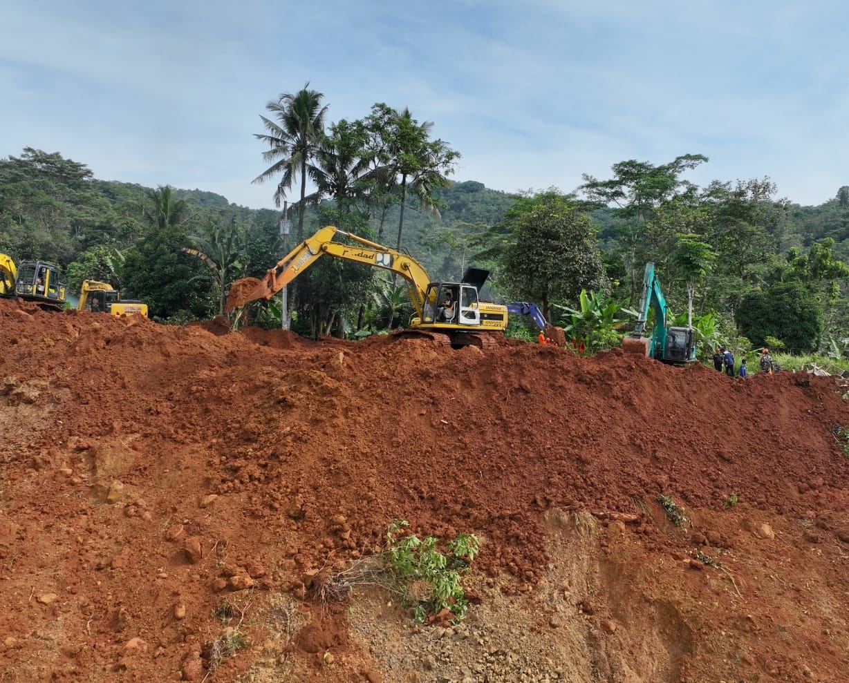 pengerahan alat berat untuk bantu bencana longsor (foto : birkom pu)
