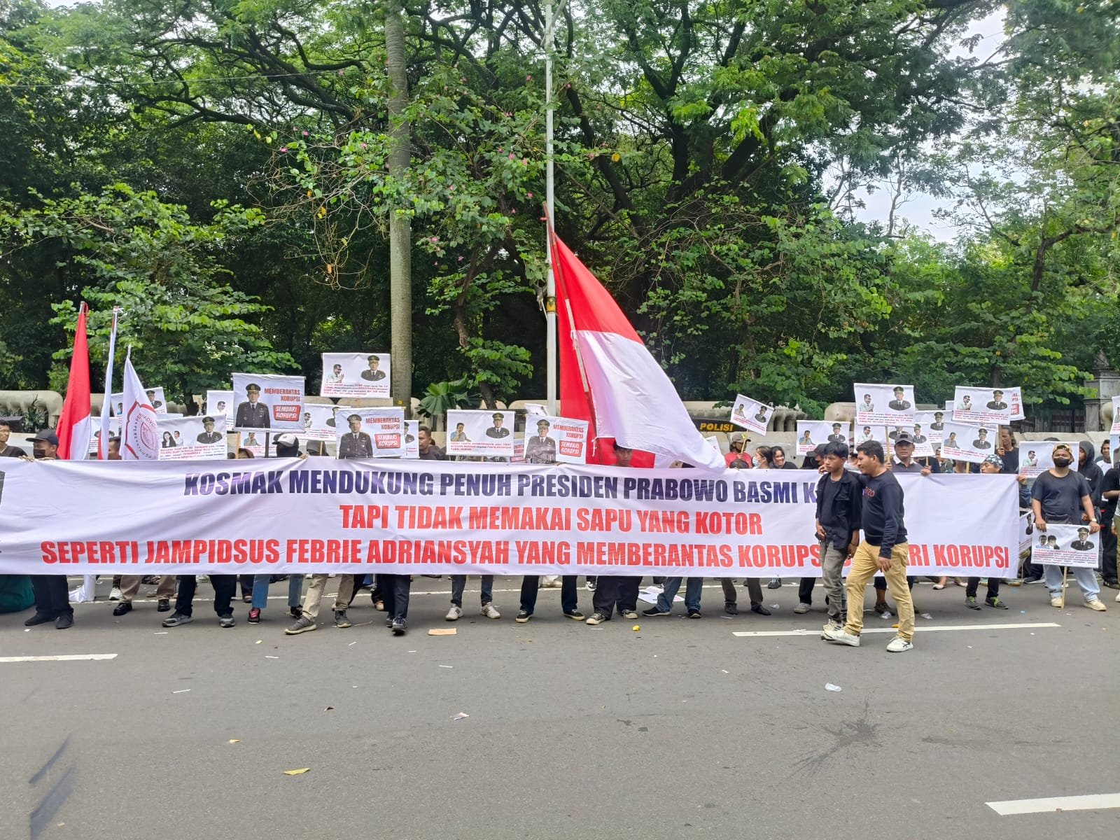Unjuk rasa yang digelar di Monas meminta Presiden perintahkan KPK adili Febri Adriansyah ( foto: kosmak)