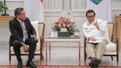 Walikota Ambon saat kunjungi Gubernur Jakarta, untuk permibtaan hibah banruan kendaraan truk sampah dan pemadam ( kominfo)