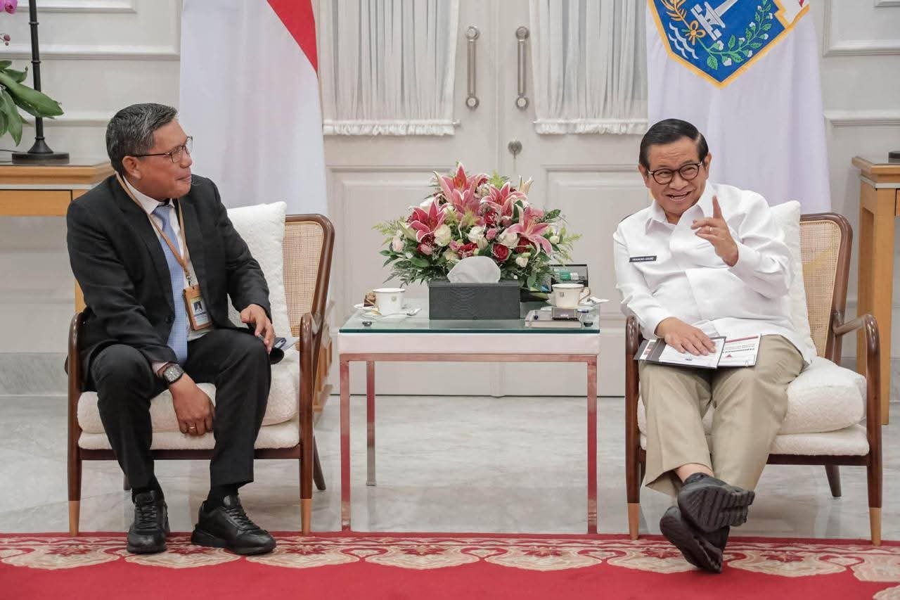 Walikota Ambon saat kunjungi Gubernur Jakarta, untuk permibtaan hibah banruan kendaraan truk sampah dan pemadam ( kominfo)