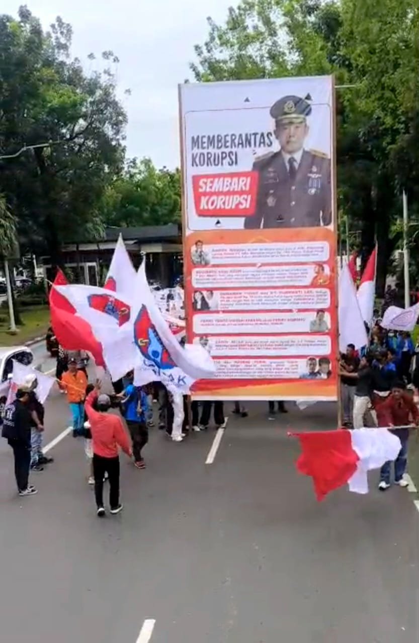 Aksi demo yang diikuti 500/mahasiswa dari berbagai Perguruan Tinggi meminta keadilan ditegakan ( foto: kosmak)