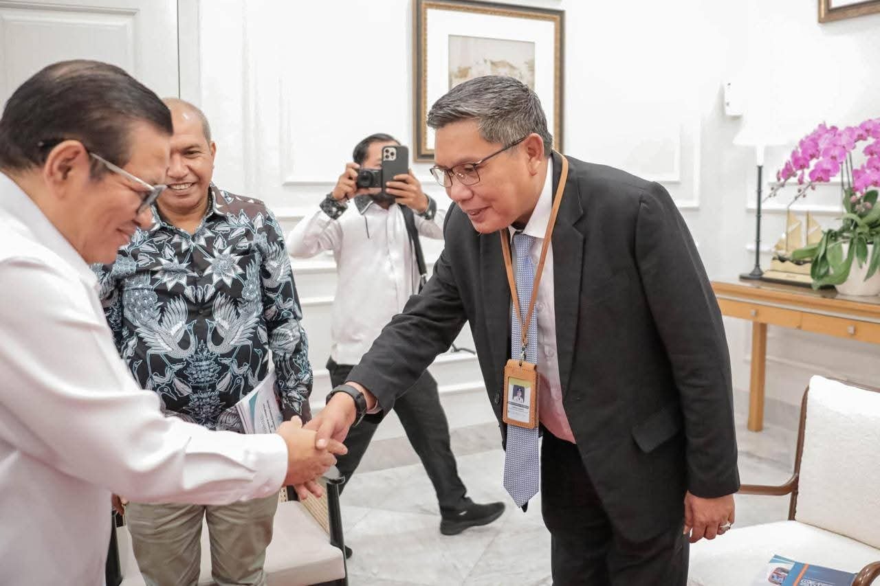 Jabat tangan simbol keakraban saat Gubernur Jakarta menerima kunjubgan Walikota Ambon ( kominfo)