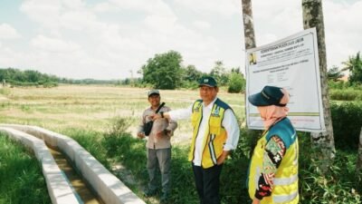 Staf Ahli Menteri PU Bidang Sosial Budaya dan Peran Masyarakat K.M. Arsyad saat meninjau langsung pelaksanaan P3TGAI di Desa Cahya Maju, Kecamatan Lempuing, Kabupaten OKI Sumsel) Foto: birkom pu)
