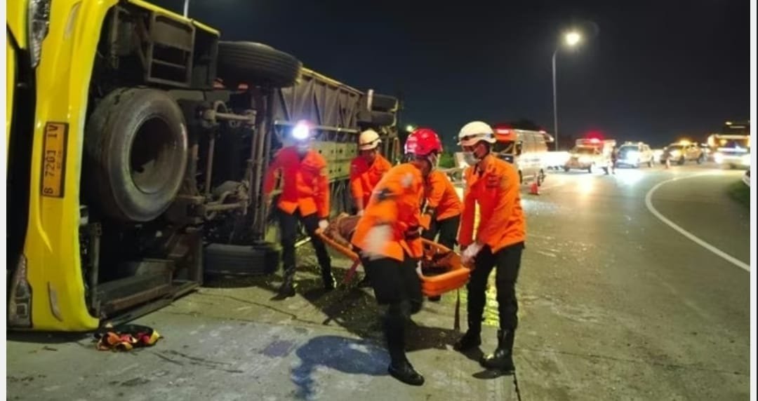 Petugas Tol dan tim Basarnas segera mengevakuasi korban kecelakaan ( jasamarga)