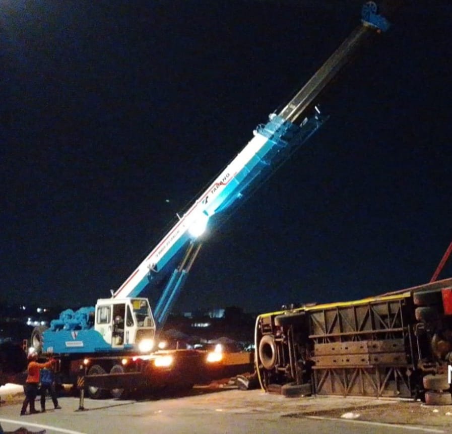 Dengan menggunakan Crane untuk mengangjat bus yang terguling.( jasmar)