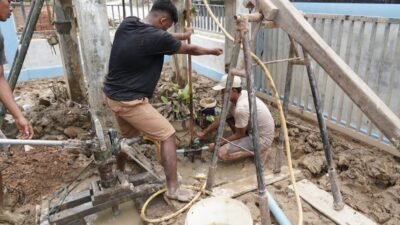 Pelaksanaan pembuatan Sumur Bor (foto : birkom PU)