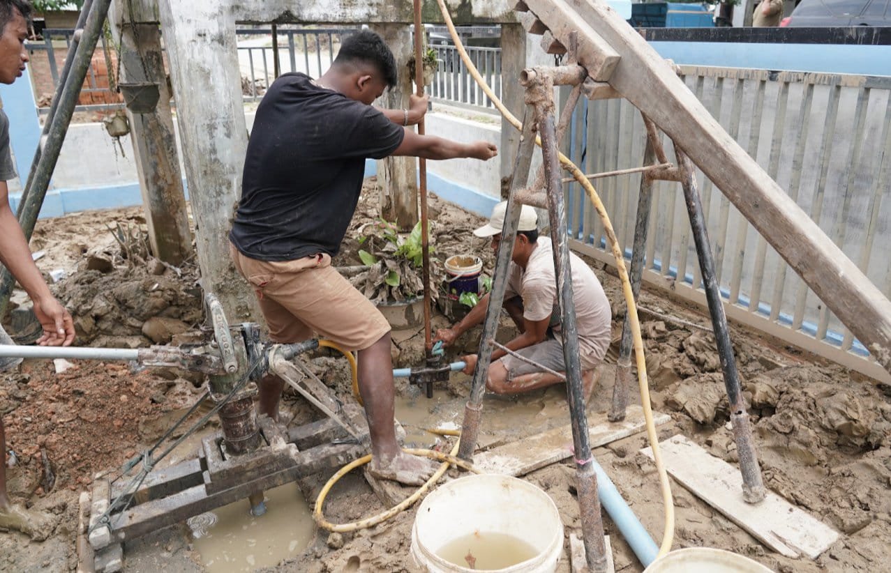 Pelaksanaan pembuatan Sumur Bor (foto : birkom PU)