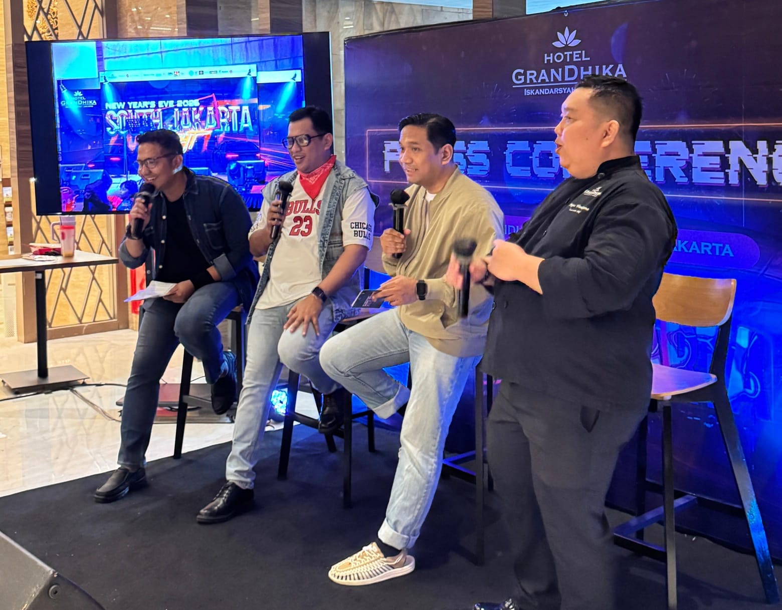 Paling kanan Chef Bagus sebagai Executive Chef, kanan tengah Bandu Mardriarso sebagai Director of sales & marketing, kanan tengah, Tri sebagai Food and Beverage manager, Paling Ujung kiri Rizki corporate Marketing. ( humas GDH)