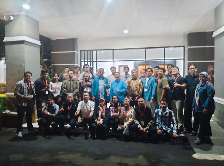 Ketua dan Wakil Ketua MK bersama para Jurnalis dan AMKI ( humas amki)