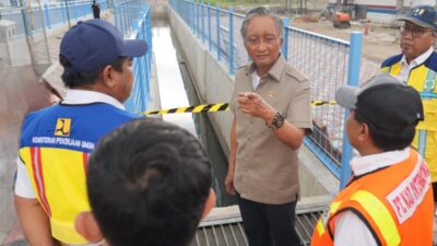 Menteri PU saat meninjau underpas joglo Surakarta ( birkom pu)