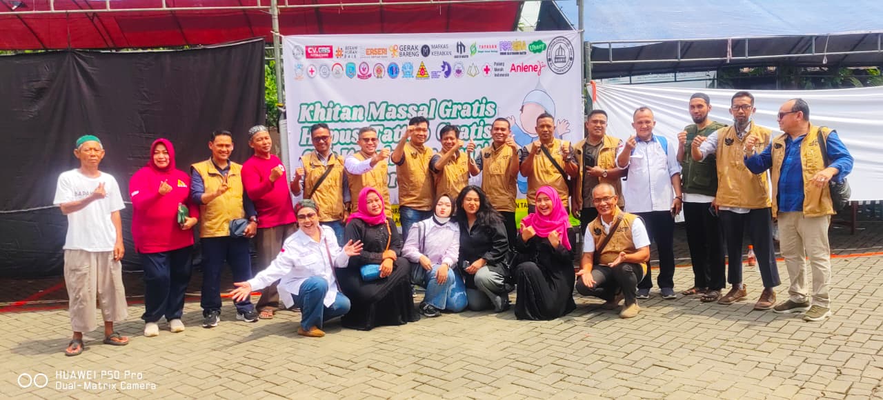 Foto: Elsy Damaiyanti (Pengurus PDDI/Sister Sehaty), petugas TNI, Polri, dan tim gabungan di Baksos Khitanan Massal & Hapus Tato Gratis Pasir Bolang, 7/12/2025.