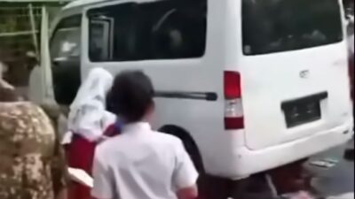 gambar saat mobil MBG menabrak siswa SDN 01 Kalibaru (foto = screenshot video warga)