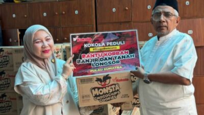 Saat menyerahkan bantuan berupa makanan ringan yang sehat