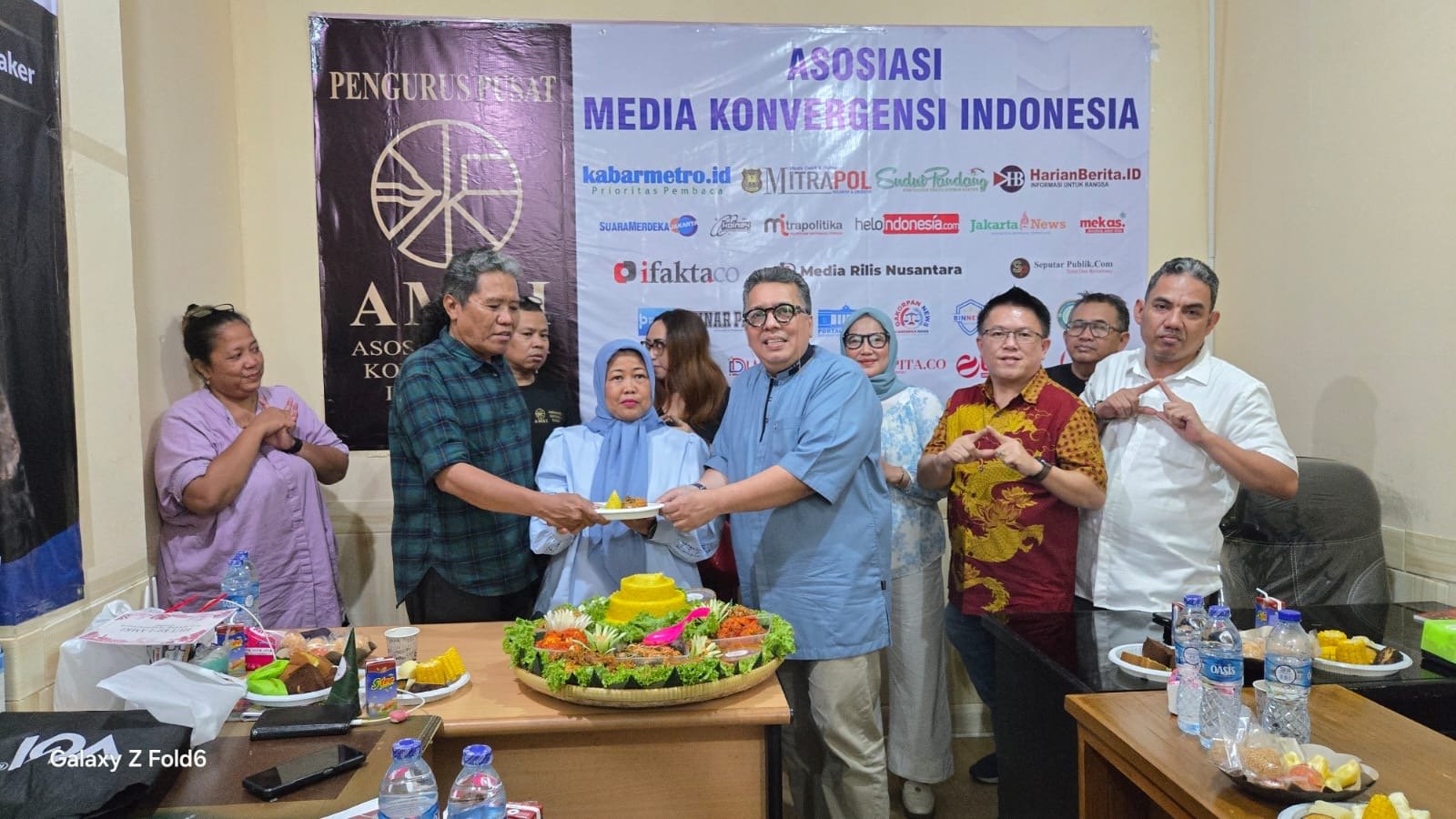 Pemotongan tumpeng menandai hari lahirnya AMKI 26/12/2024 -2025 ( humas amki)