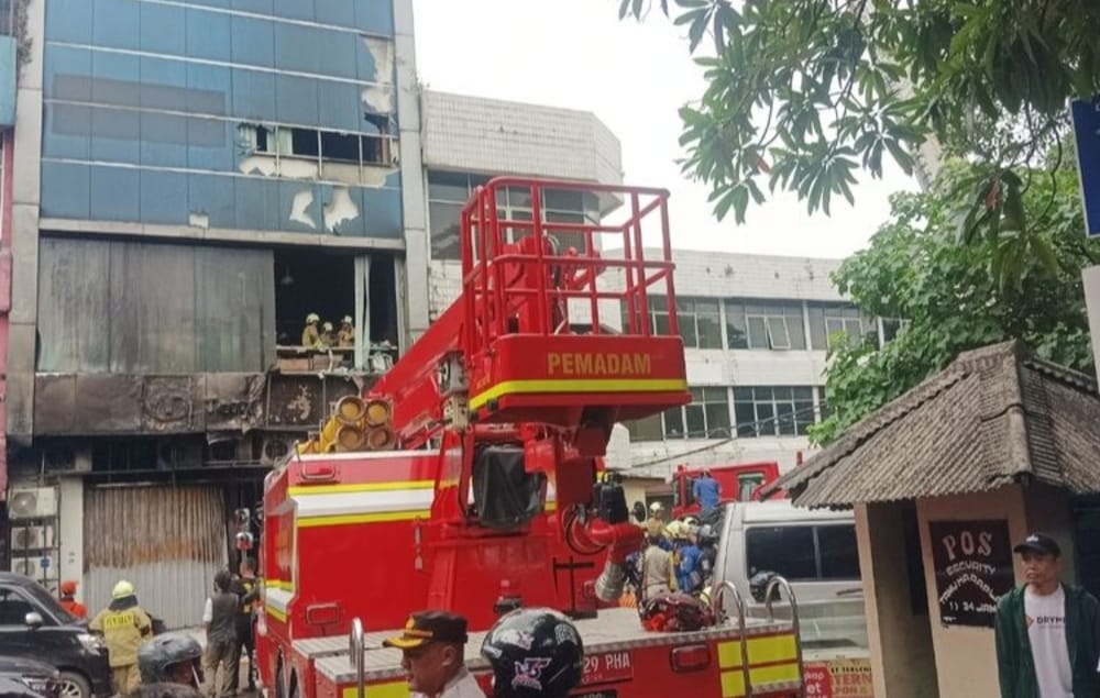 Mobil pemadam sedang berusaha memadamkan api 