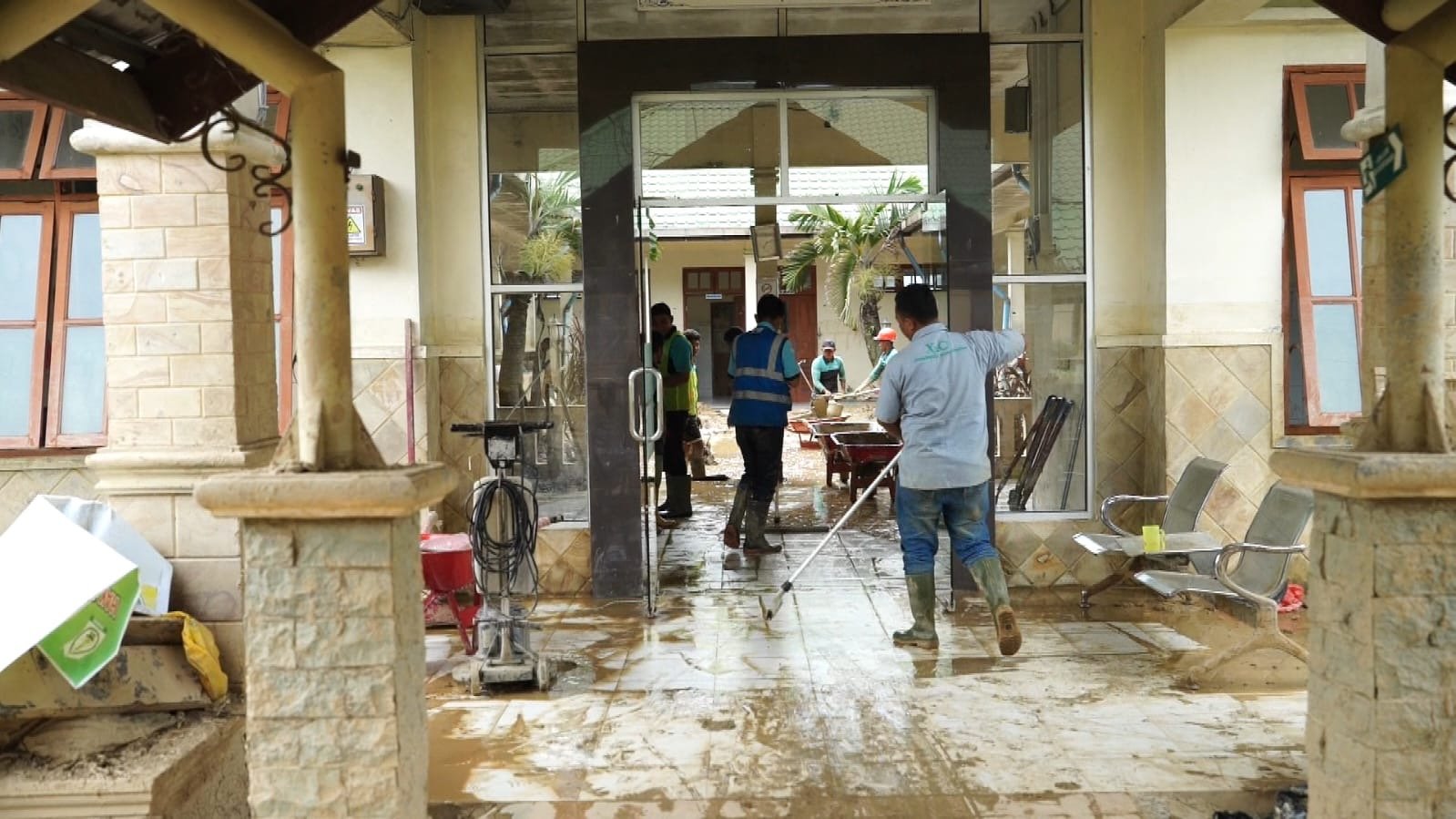 Proses Pembersihan RSUD (foto: birkom PU)