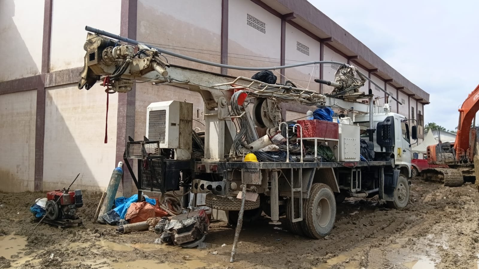 Pembangunan Sumur Bor Air Baku (foto: birkom PU)