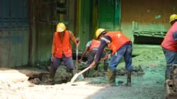 Pembersihan Lumpur di Lokasi Calon Huntara Aceh Tamiang (foto : birkom PU)