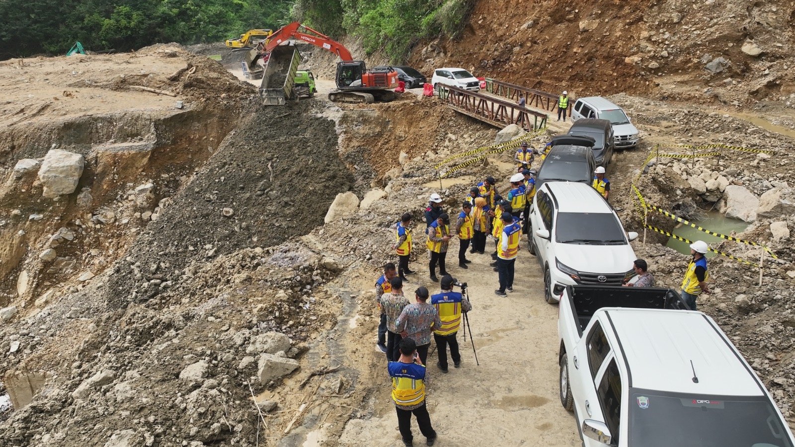 Proses Pemulihan Akses Jalan Padang - Bukit Tinggi (Foto : birkom PU)