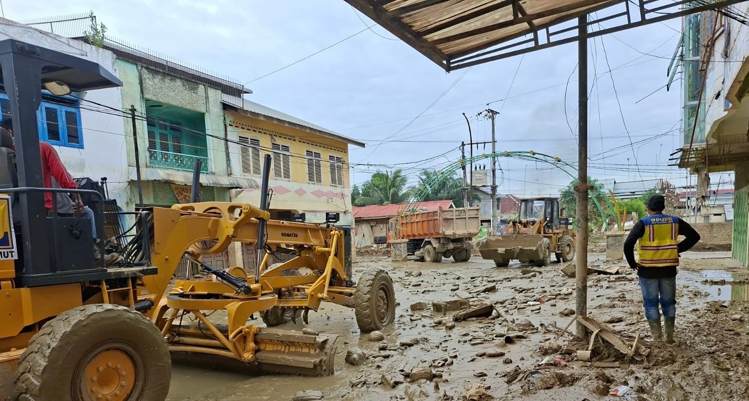 Alat Berat Digunakan untuk Pembersihan Lumpur di Lokasi Calon Huntara Aceh Tamiang