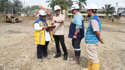 Menteri Dody Saat Meninjau Huntara 2 Aceh Tamiang (Foto: Birkom PU)