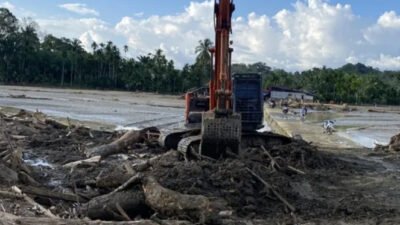 proses pembersihan lumpur pasca banjir di Aceh (foto : birkom PU)