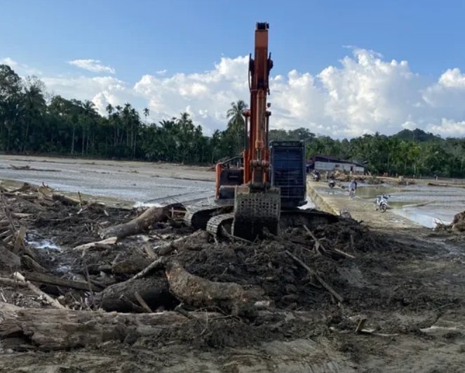 proses pembersihan lumpur pasca banjir di Aceh (foto : birkom PU)