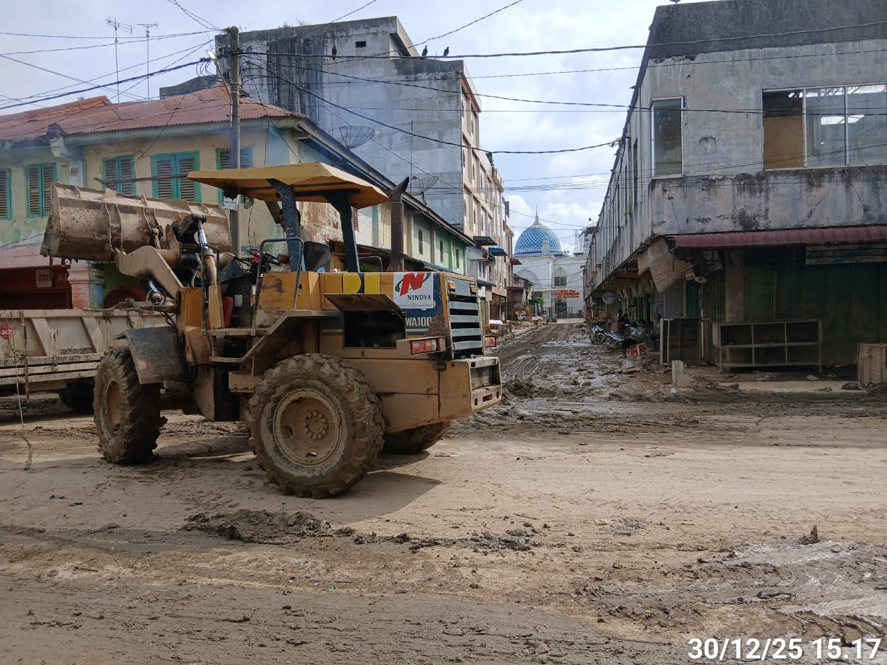 Alat Berat Digunakan Dalam Proses Pemulihan Fasilitas Umum (Foto : Birkom PU)