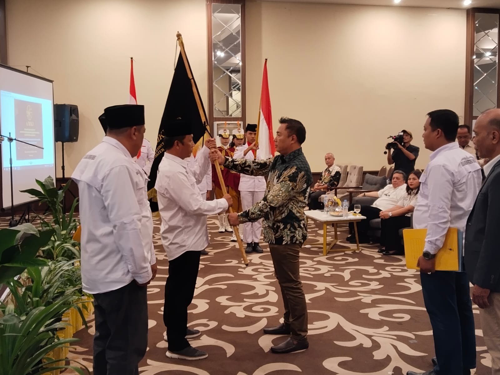 Ketua AMKI Jabar melantik pengurus Amki Kabupaten Krawang ( humas amki)