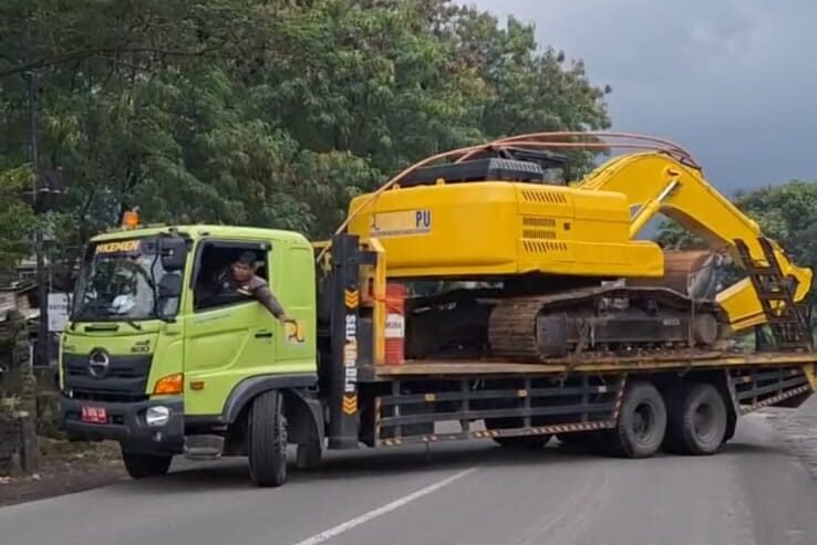 Alat Berat Dikerahkan Untuk Respon Tanah Longsor (Foto : Birkom PU)
