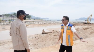 Menteri PU Dody Hanggodo meninjau langsung proses normalisasi Aek Doras (Foto : Birkom PU)