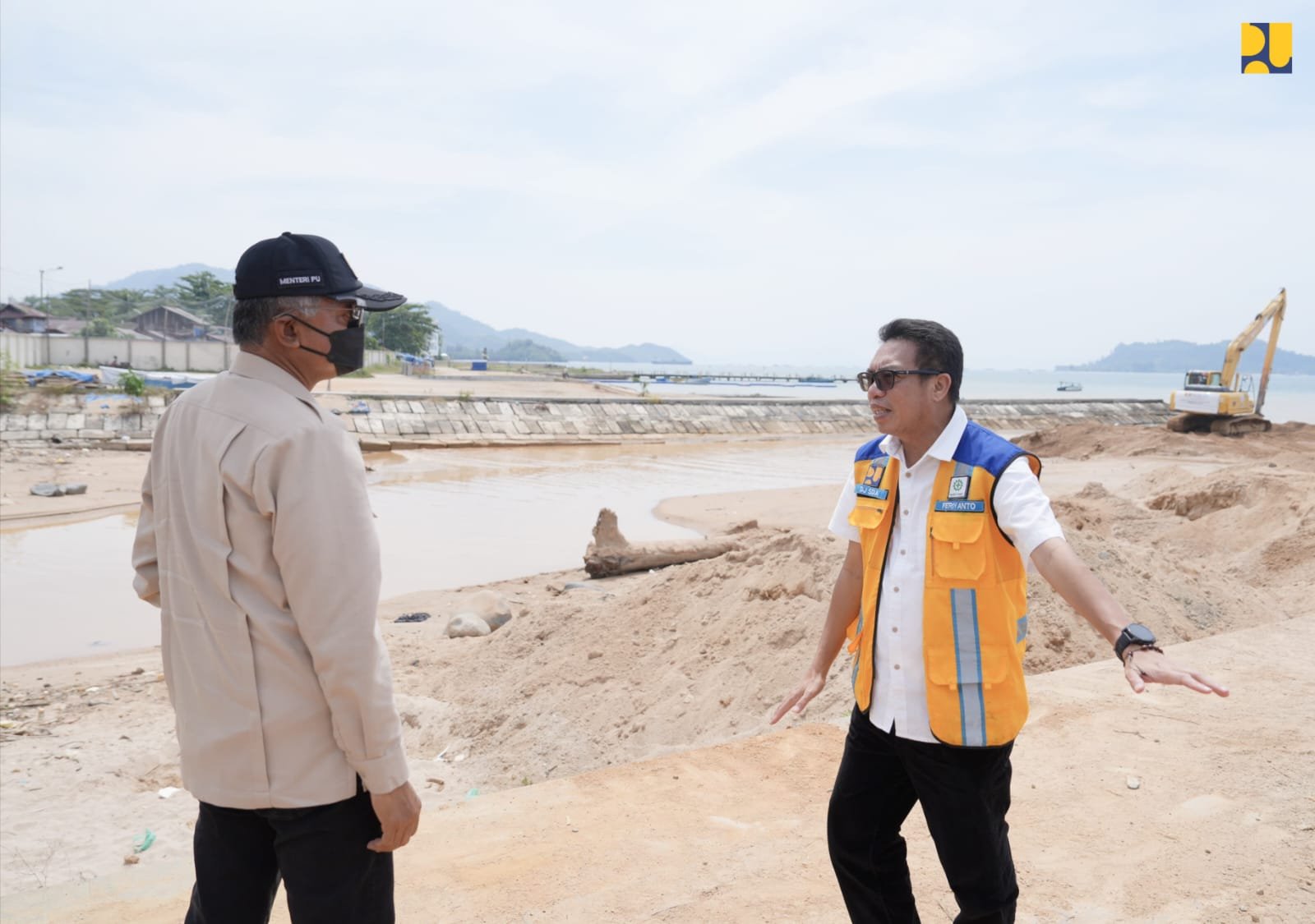 Menteri PU Dody Hanggodo meninjau langsung proses normalisasi Aek Doras (Foto : Birkom PU)