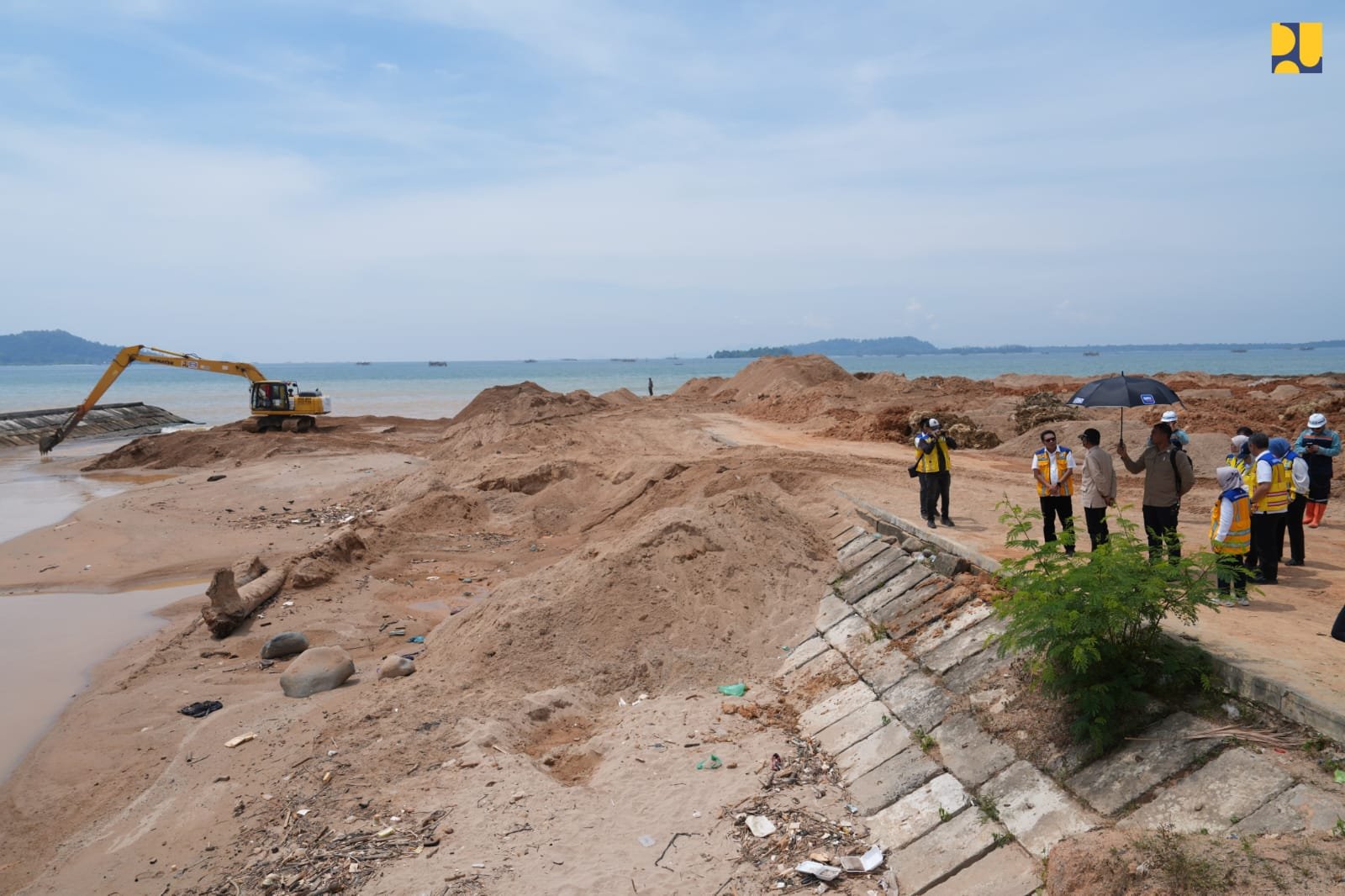 Pelaksanaan Normalisasi Sungai Aek Doras (Foto : Birkom PU)