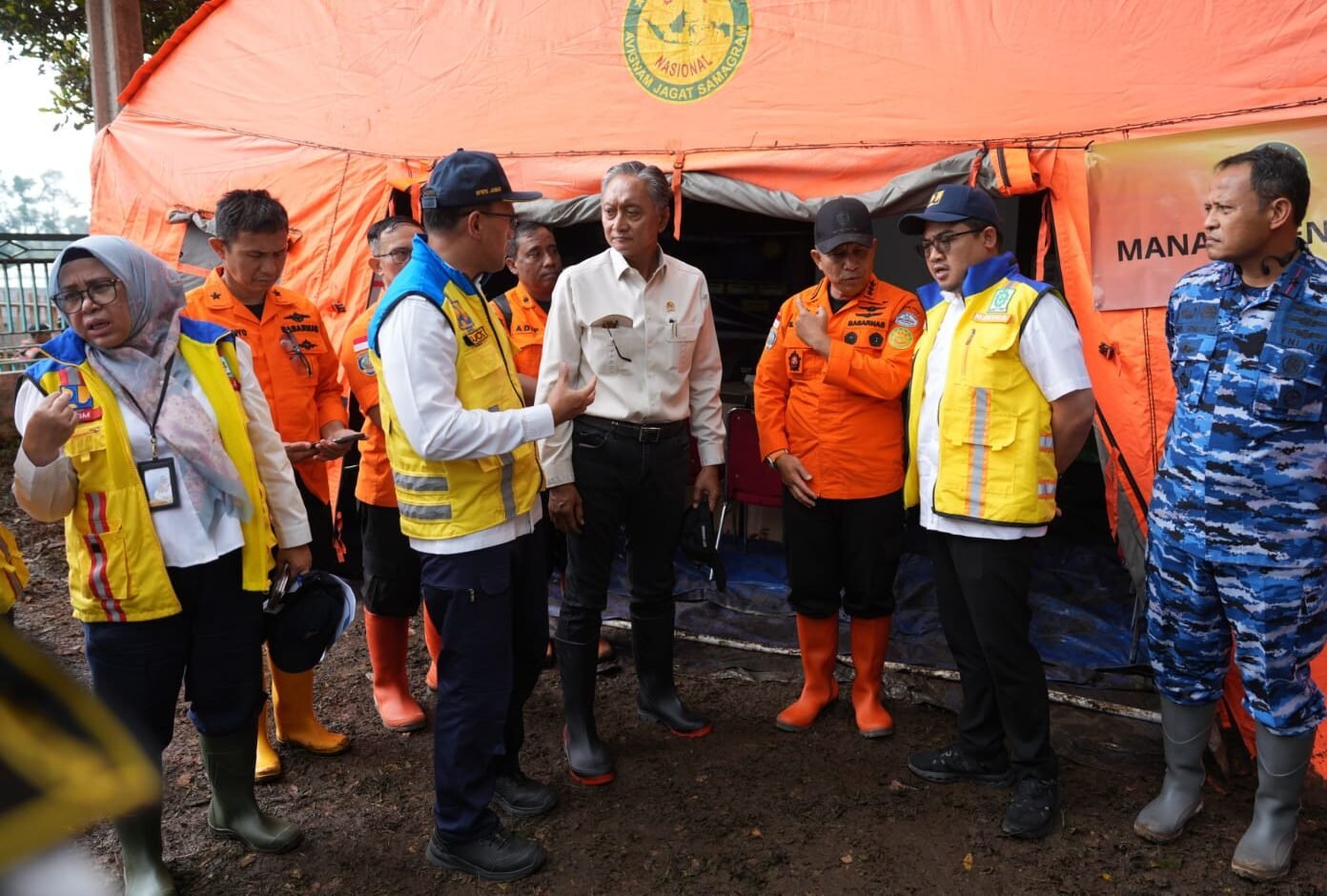 Menteri Dody Saat meninjau Lokasi Tanah Longsor (Foto : Birkom PU)