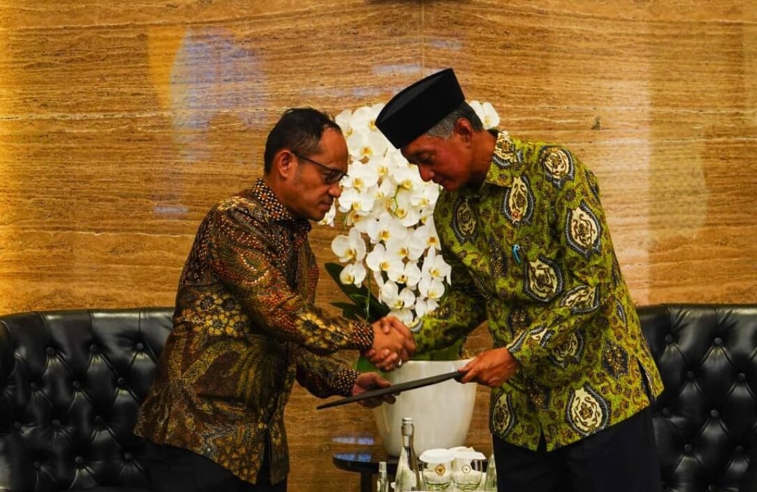 Menteri PU Bersalaman dengan Ketua IV BPK Khaerul Saleh (Adinda/SPN)