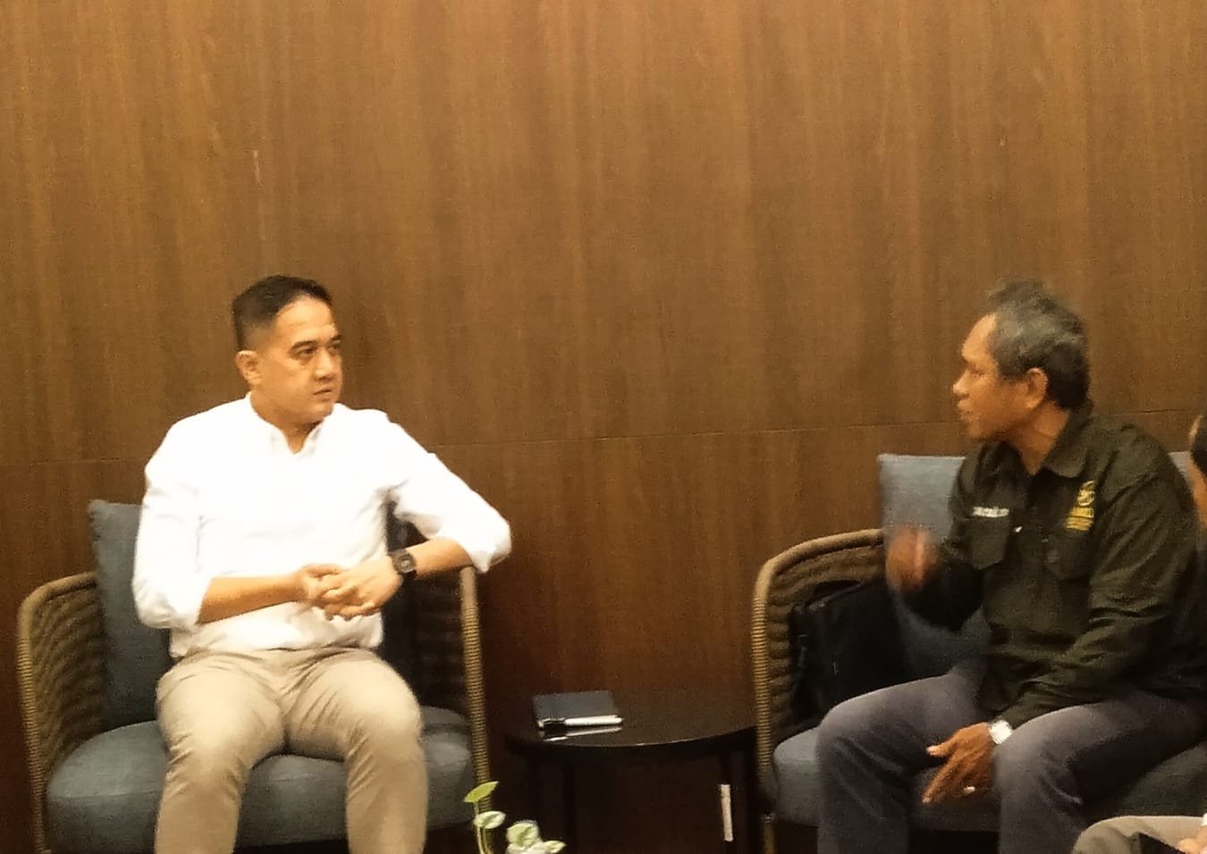 Ketua AMKI Jaya ( kanan) saat audiensi dengan/Direktur Utama Smesco ( foto: humas amki)