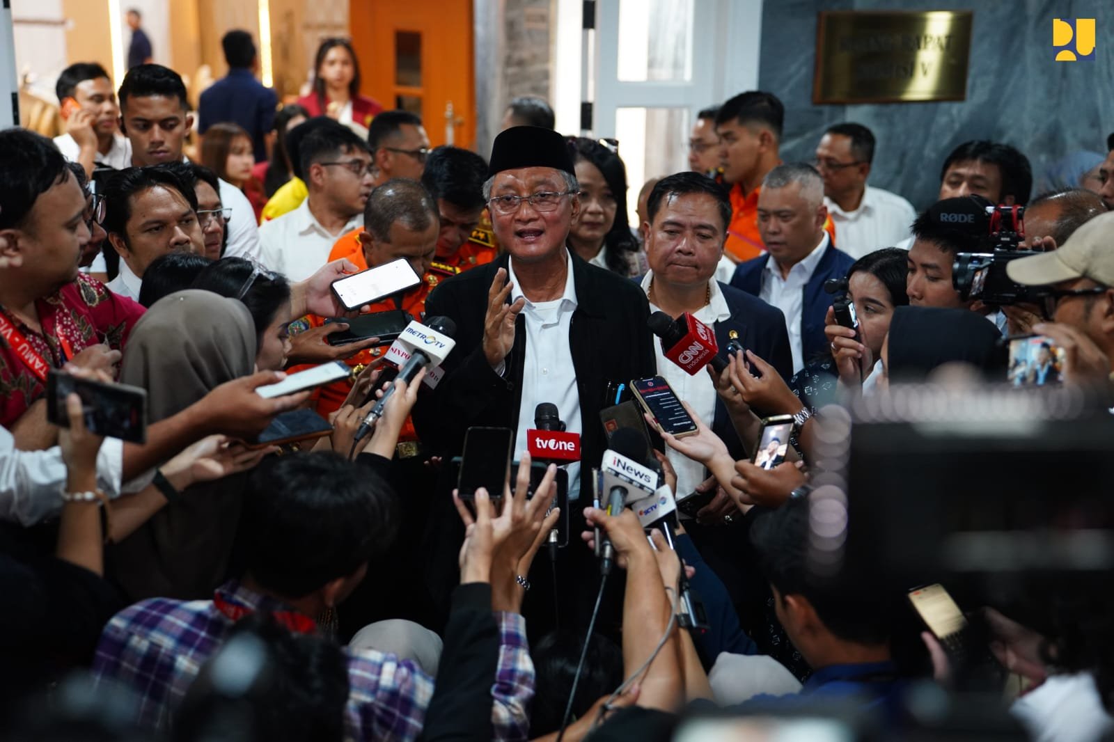 Menteri Dody Saat Memberikan Keterangan Pada Media usai Raker dengan Kom V DPR (Foto: bikrom PU)