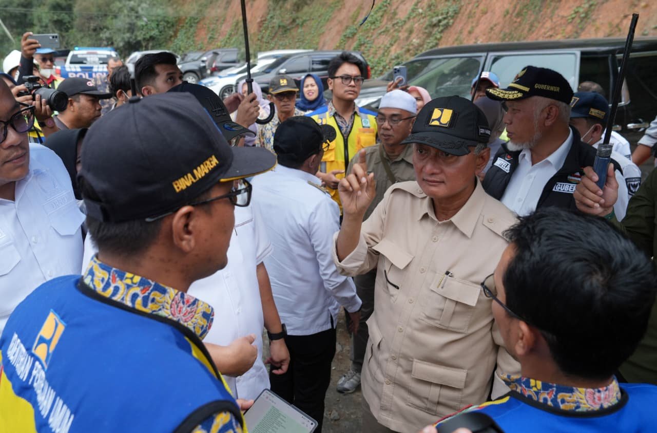 Menteri Dody Saat Tinjau IJD Payakumbuh–Sitangka (Foto : Birkom PU)