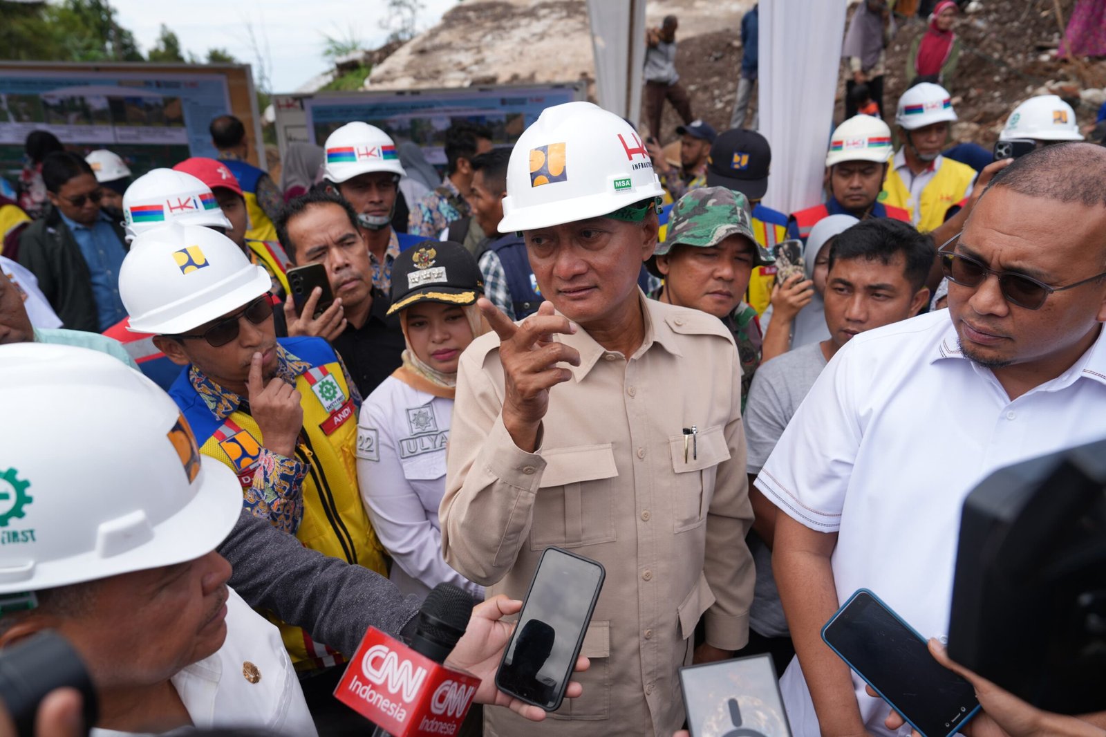 Menteri Dody Saat Meninjau Ruas Koto Mambang-Balingka/Malalak (Foto : SPN Sumbar)