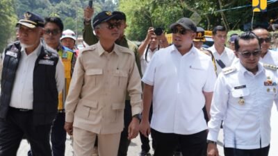 Menteri Dody Saat Meninjau Lembah Anai Sumbar (Foto : Birkom PU)