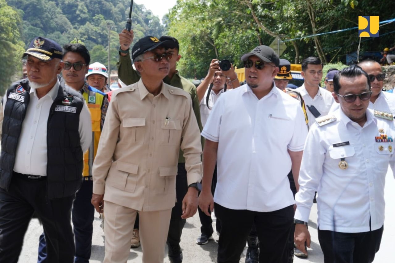 Menteri Dody Saat Meninjau Lembah Anai Sumbar (Foto : Birkom PU)